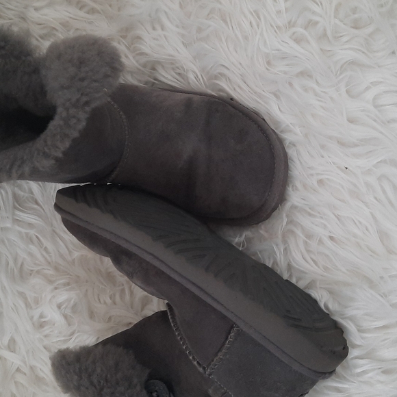 UGG size 4 boots - Picture 4 of 5